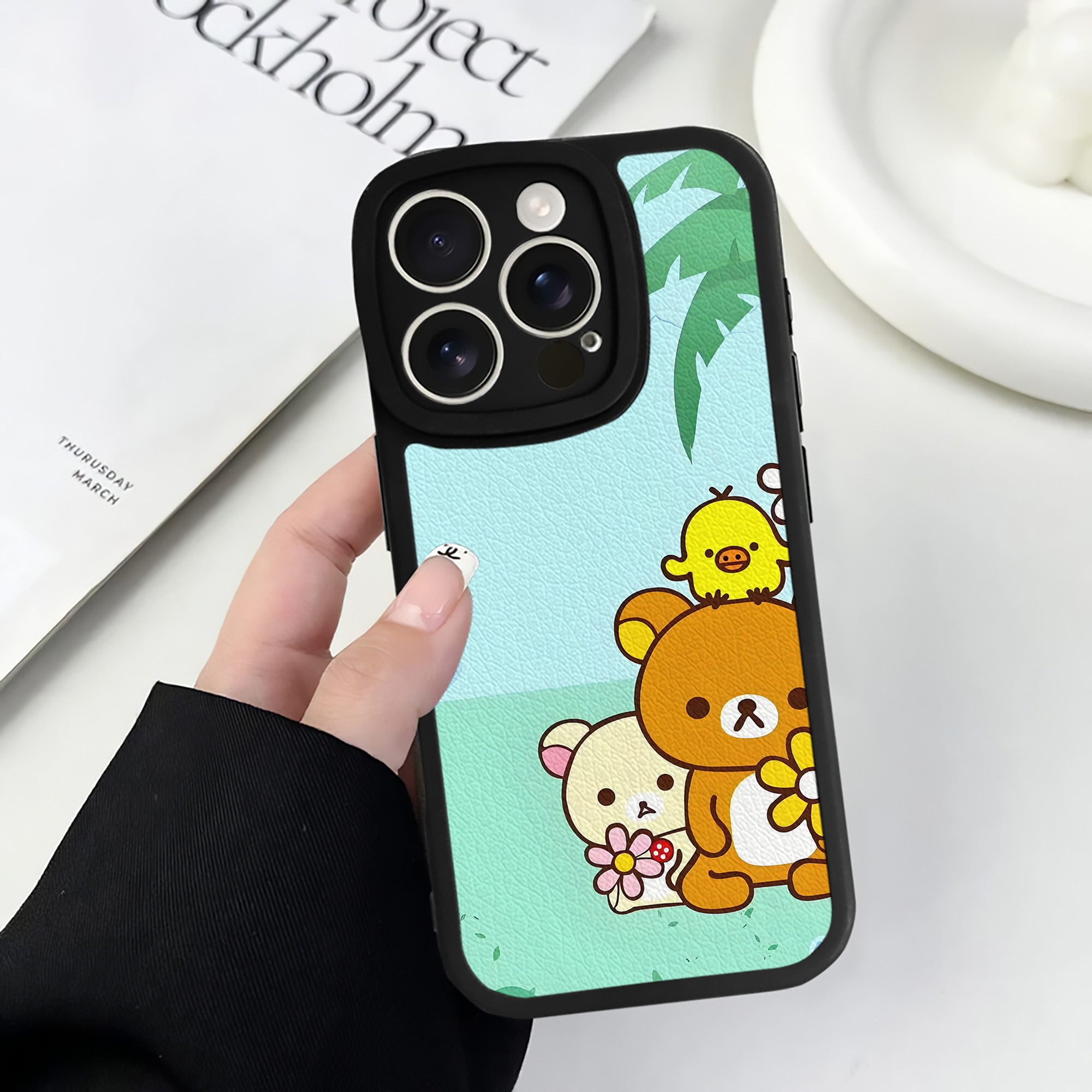 （画像用） リラックマ リラックマ キイロイトリ Rilakkuma Korilakkuma Kiiroitori 【iPhone 16シリーズ対応】シリコンスマホケース（レザー調） 材質：シリコン